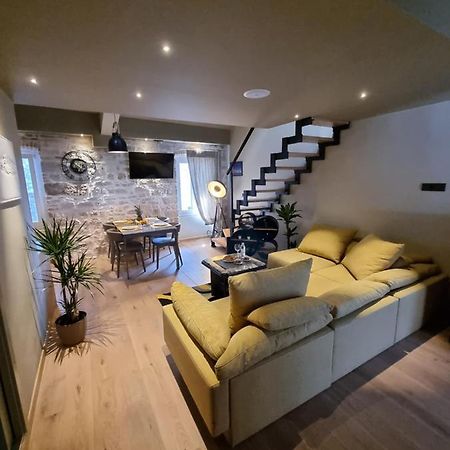 ˇdcˇ Modern Apartment Near The Church 로비니 외부 사진