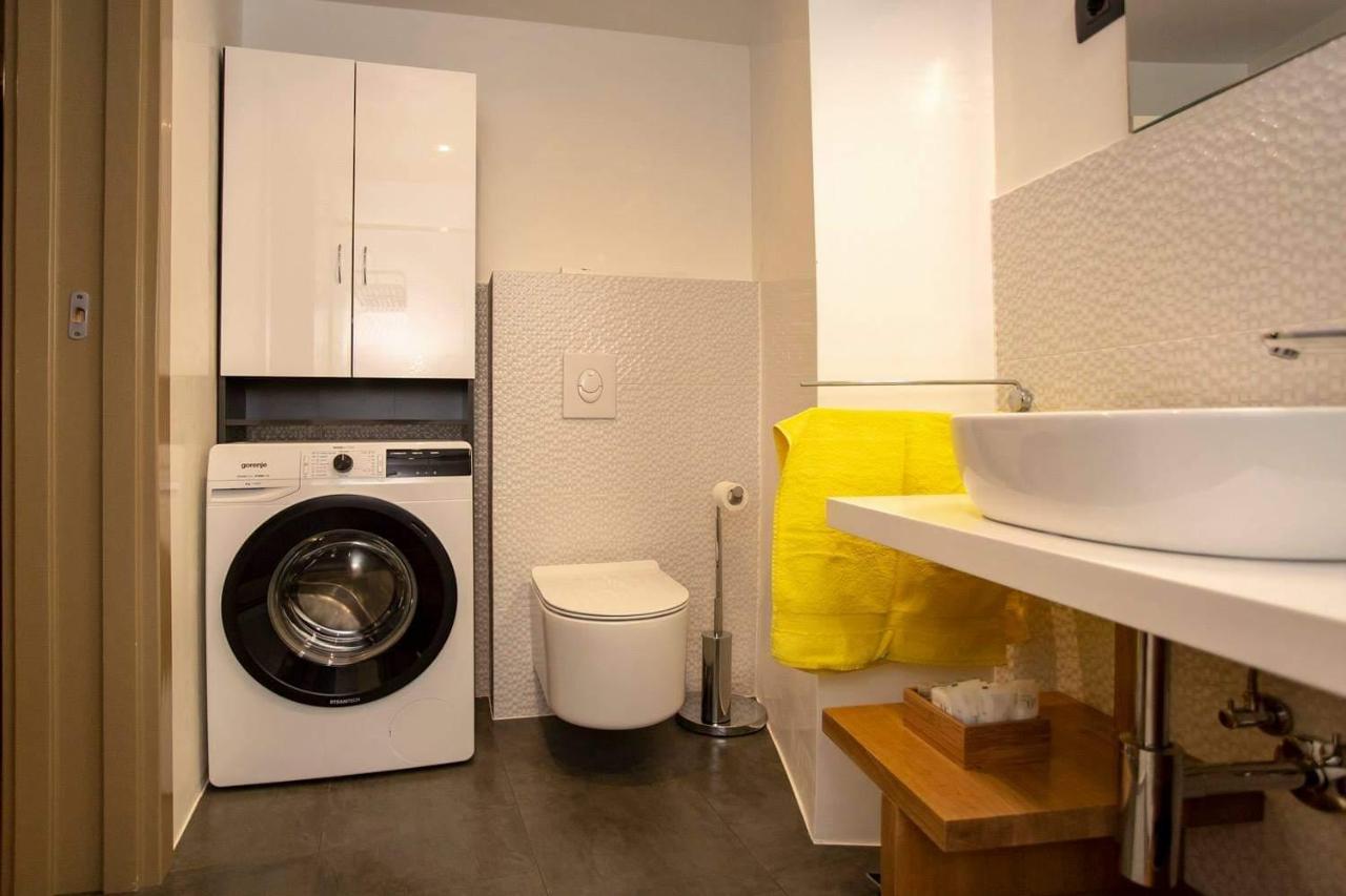 ˇdcˇ Modern Apartment Near The Church 로비니 외부 사진