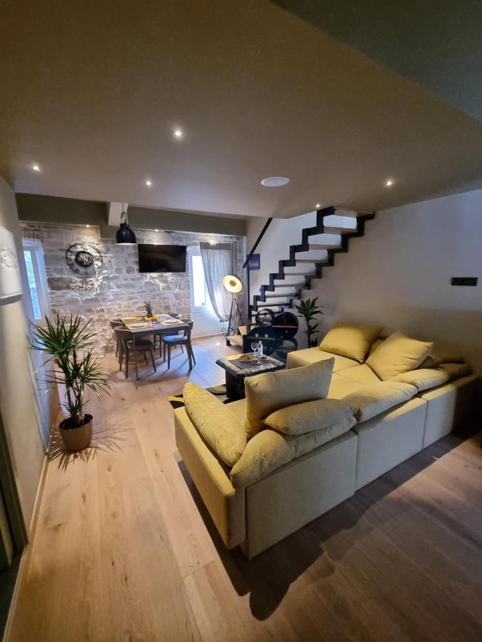 ˇdcˇ Modern Apartment Near The Church 로비니 외부 사진
