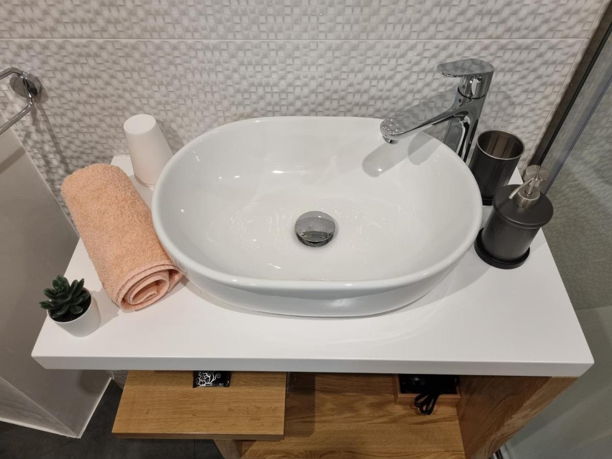 ˇdcˇ Modern Apartment Near The Church 로비니 외부 사진